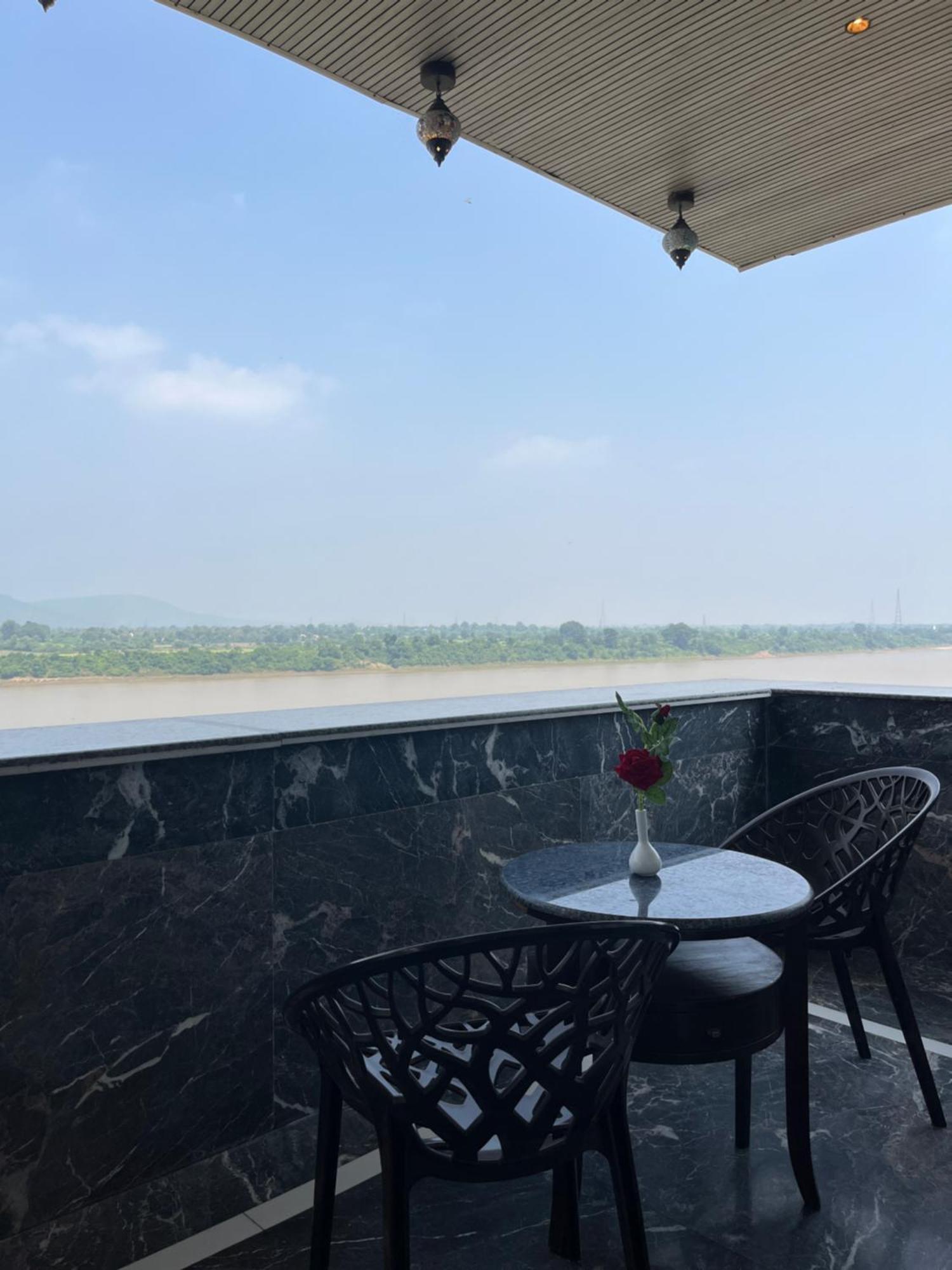 Treehouse Narmade A Riverfront Resort & Spa Narmadapuram Hoshangabad Dış mekan fotoğraf